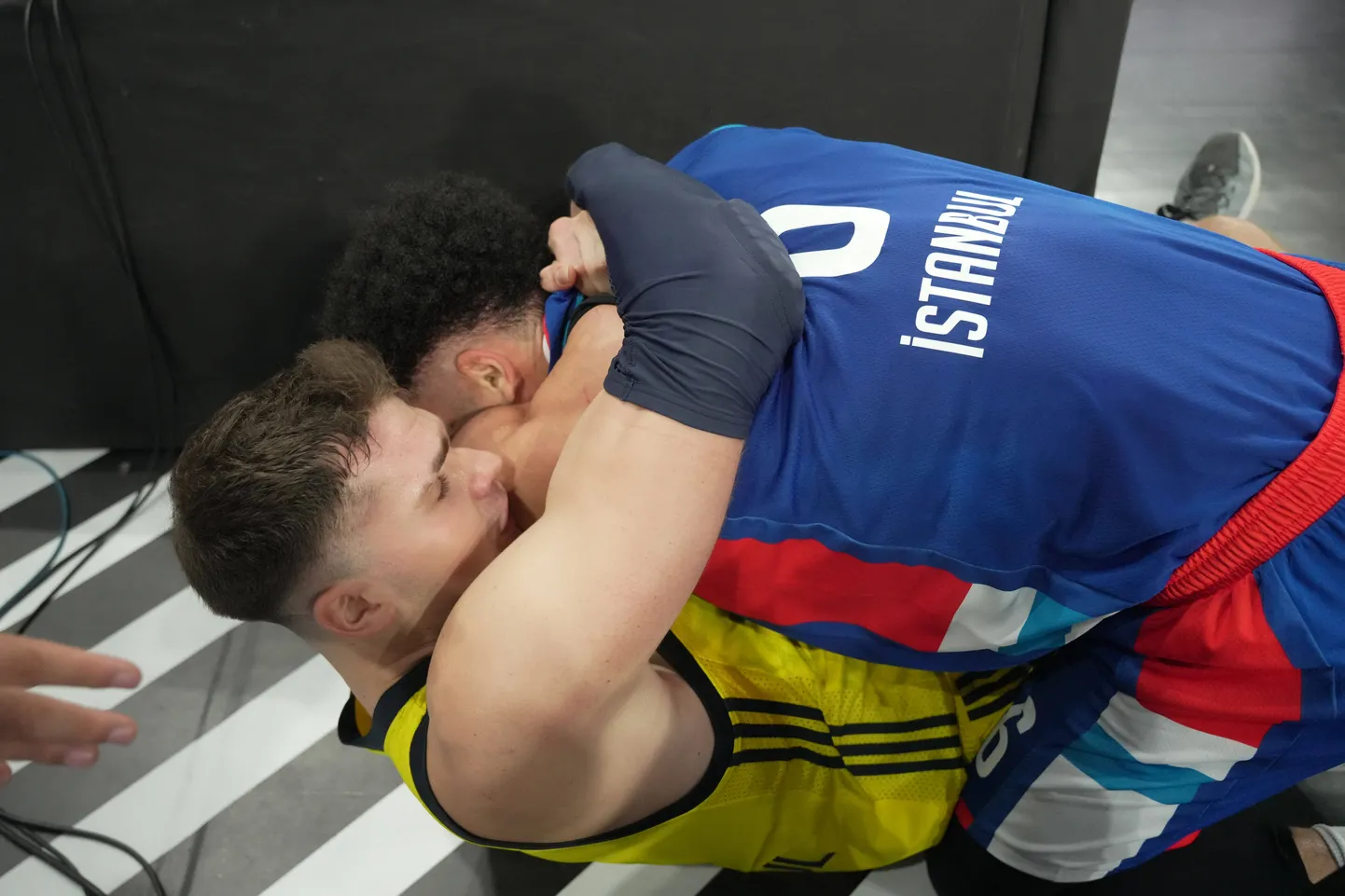 Tarik Biberovic (alumine) ja Elijah Bryant madistamas.