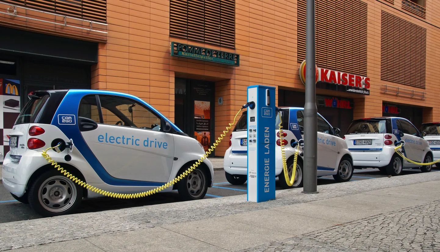 Elektriautod. Pilt on illustreeriv.