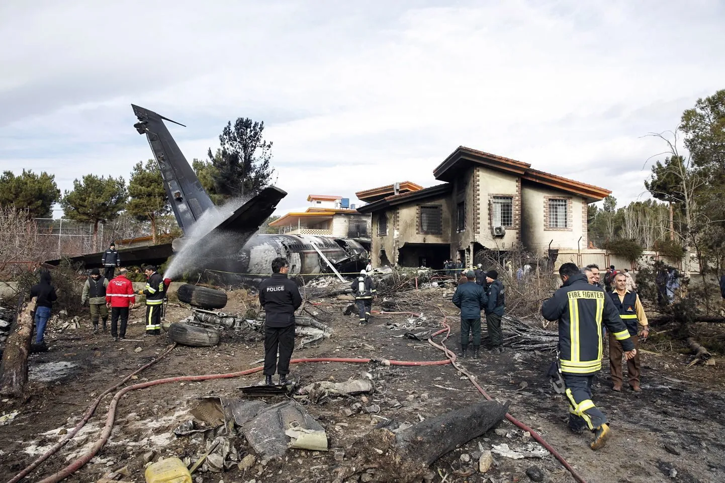 Iraani sõjaväe kaubalennuk sõitis täna hommikul Fathi lennuväljal maandumisrjalt välja ja süttis põlema.
