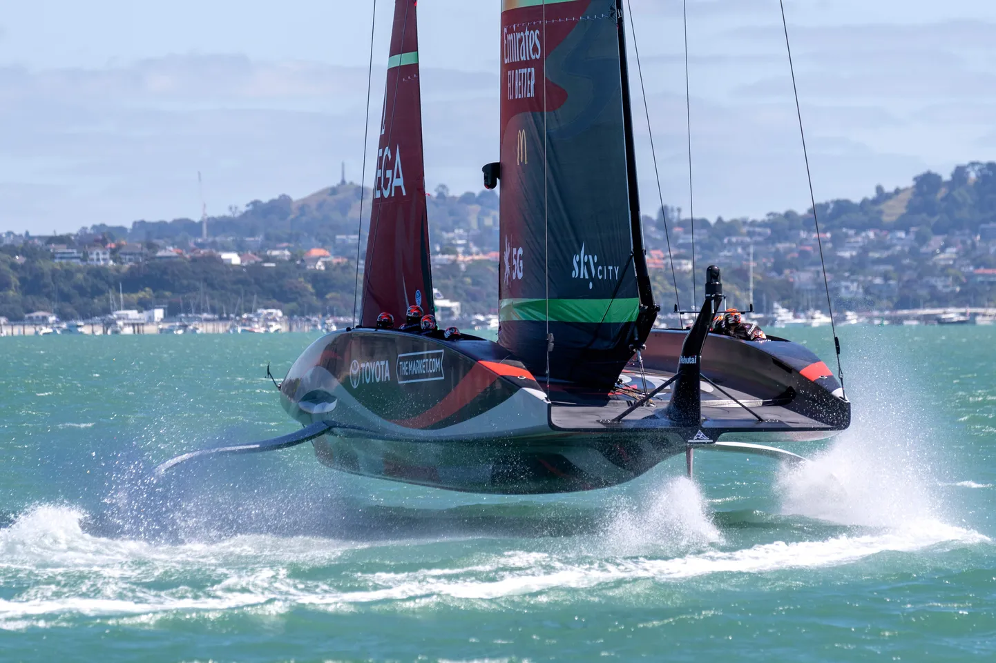 Emirates Team New Zealand uuel veealuste tiibadega ehk foilival jahil Aucklandis Prada America's Cup World Series regati esimesel võistluspäeval 17.detsembril 2020.