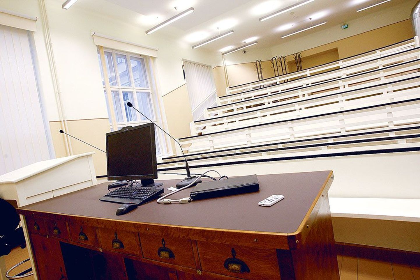 Kuue aasta pärast on ülikooli auditooriumidesse loenguid pidama asja vaid doktorikraadiga lektoritel. Pildil on Tartu Ülikooli ajakirjanduse ja kommunikatsiooni instituudi hoones asuv Juhan Peegli auditoorium.
