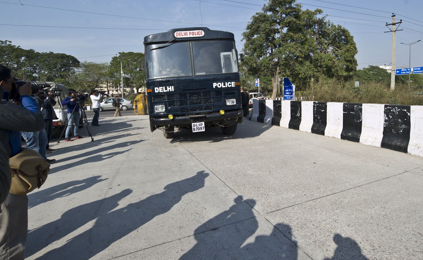 Vanglabuss New Delhis toimetamas grupivägistamises kahtlustatavaid kohtusse.
