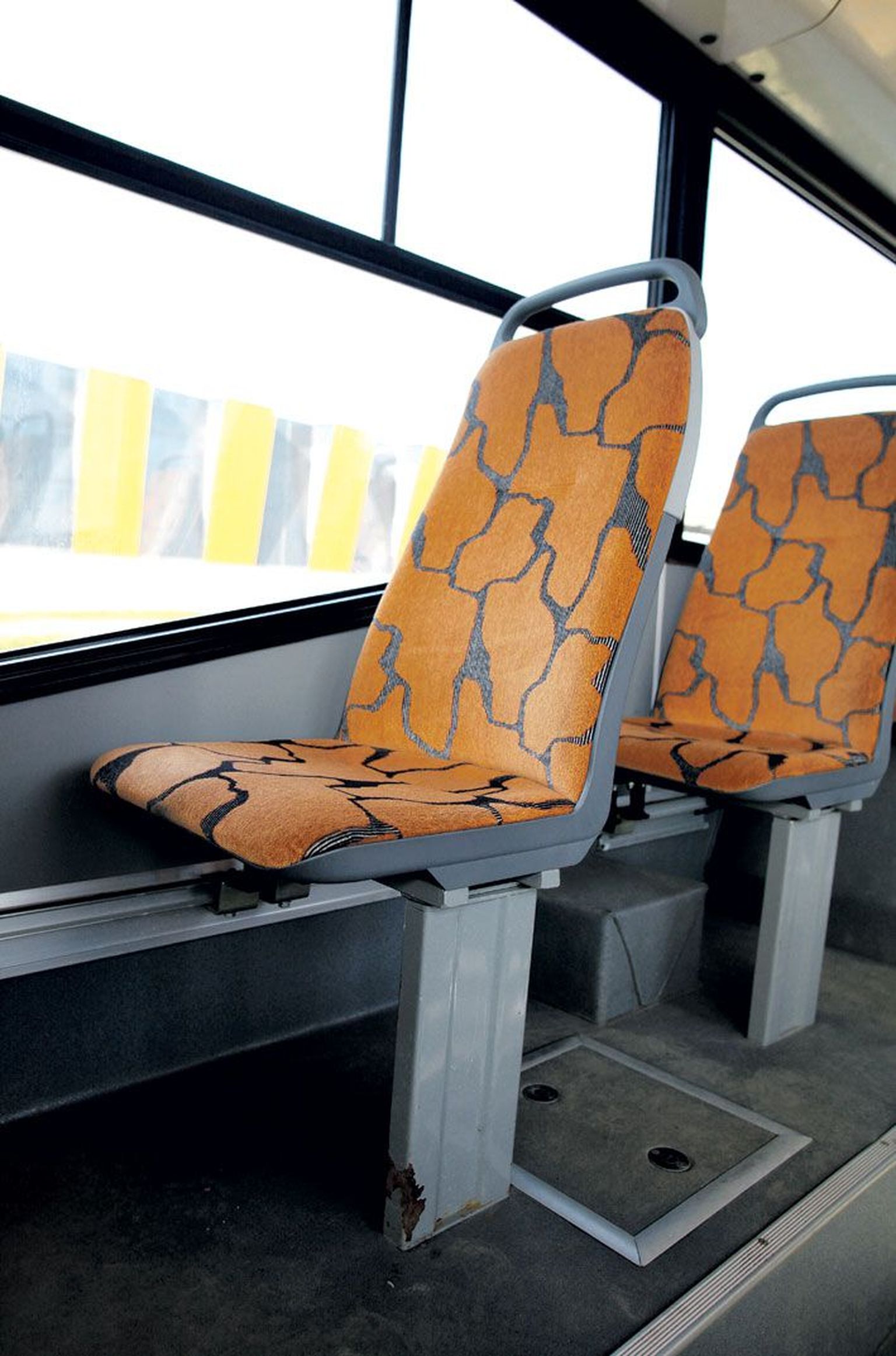 Neli kuud kasutusel olnud bussi tooli roostetav jalg.