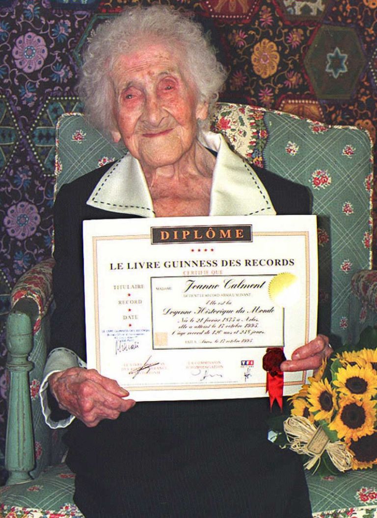 Jeanne Calment' näitamas 1995 Guinnessi rekordite organisatsiooni dokumenti, mille kohaselt oli ta siis maailma kõige vanem elusolev inimene oma 120 aasta ja 239 päevaga