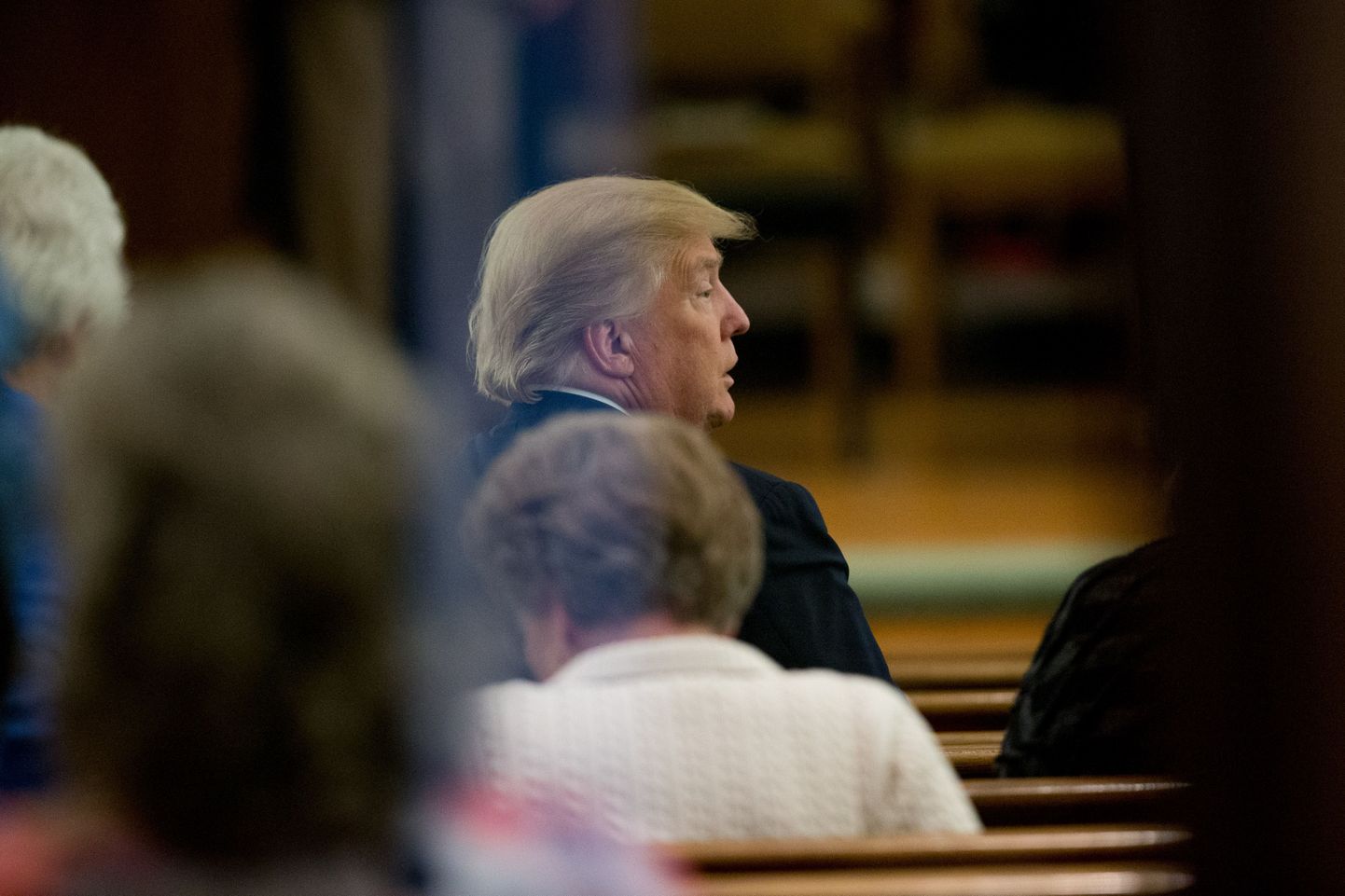 Donald Trump kirikus jutlust kuulamas.