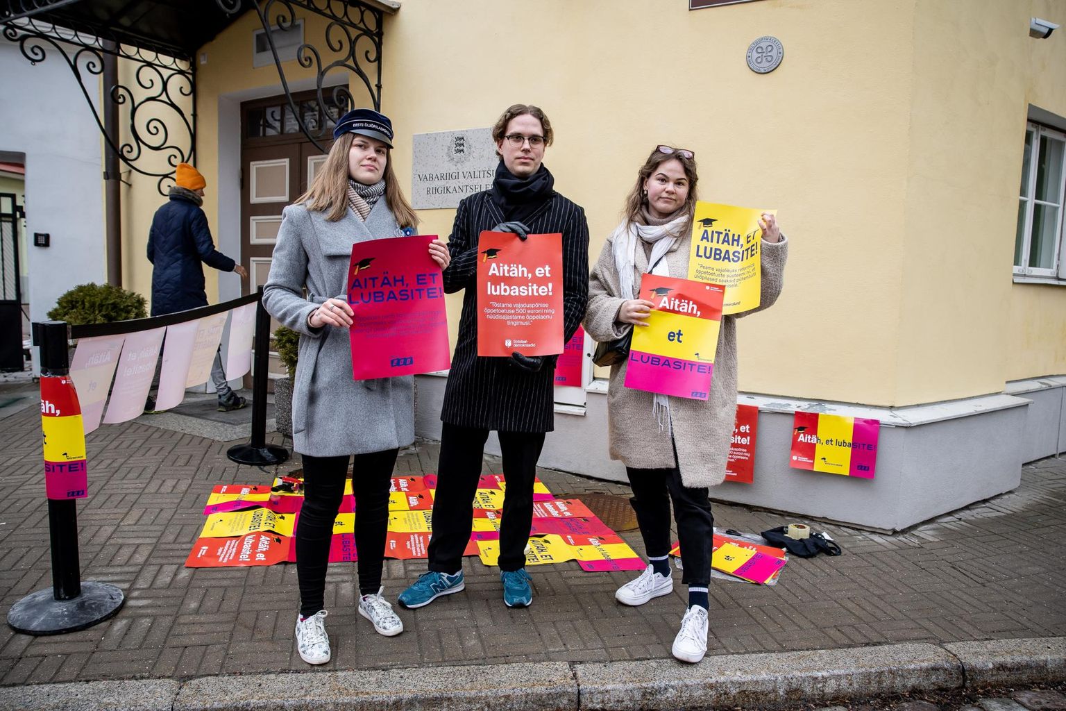 Veel maikuus avaldasid tudengid Stenbocki maja ees meelt, et loodav koalitsioon tõstaks üliõpilaste toetusi. Fotol vasakult: Kristin Pintson, Lennart Mathias Männik ja Erle Vainjärv.
