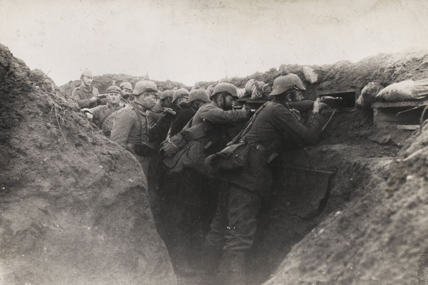 Saksa sõdurid Esimese maailmasõja ajal 1918 läänerindel kaevikus