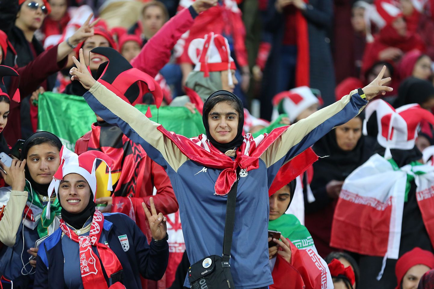 Jalgpallimeeskonna Persepolis naisfänn eilsel matšil.