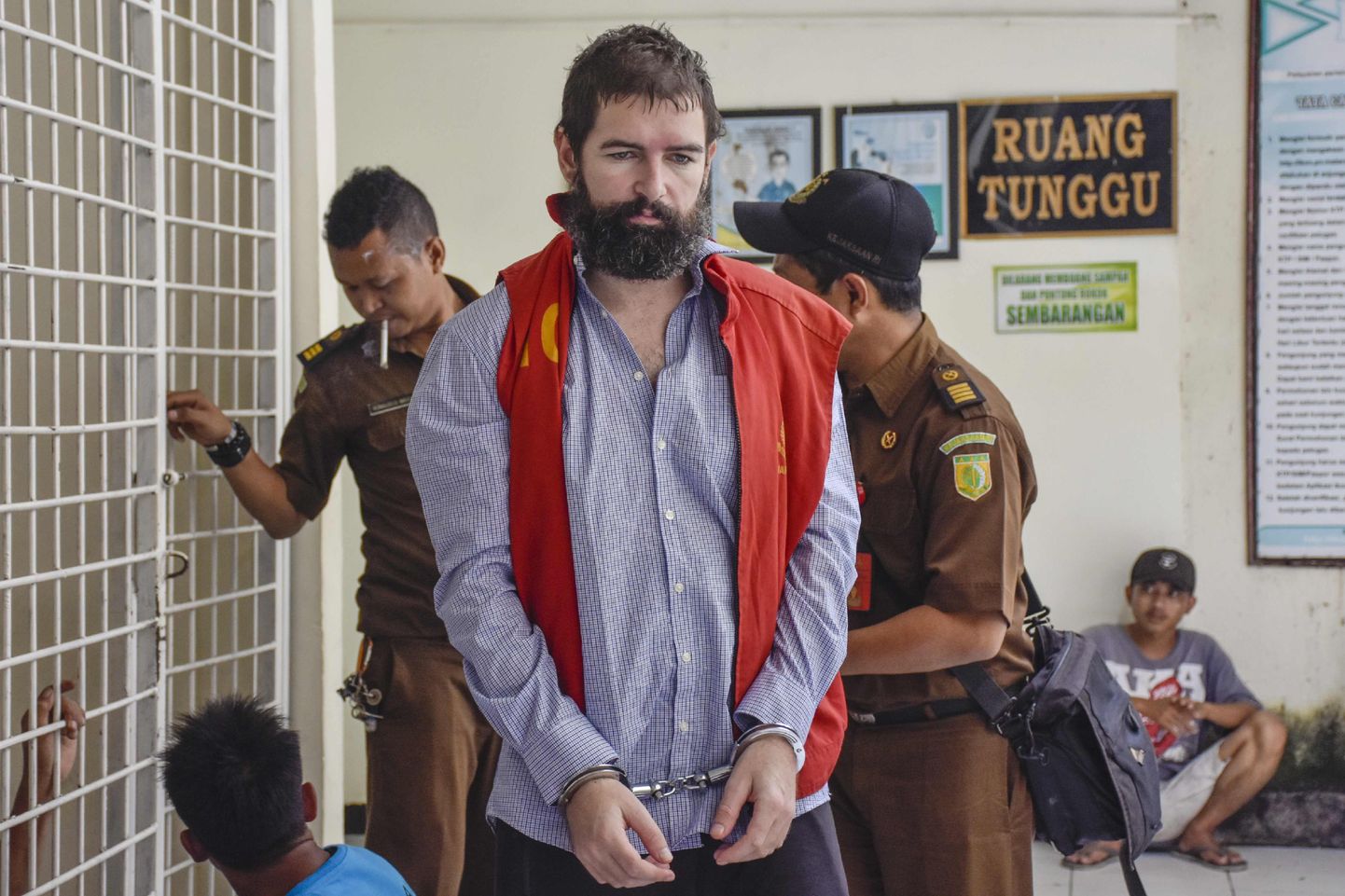 Prantsuse kodanikku Felix Dorfini eskorditakse Indoneesia kohtusse.