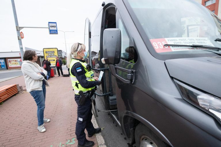 Pärnu–Peterburi rahvusvahelisse liinibussi sisenes Rakveres kaitsemaskita reisija, politsei oli tal kohe kannul.
