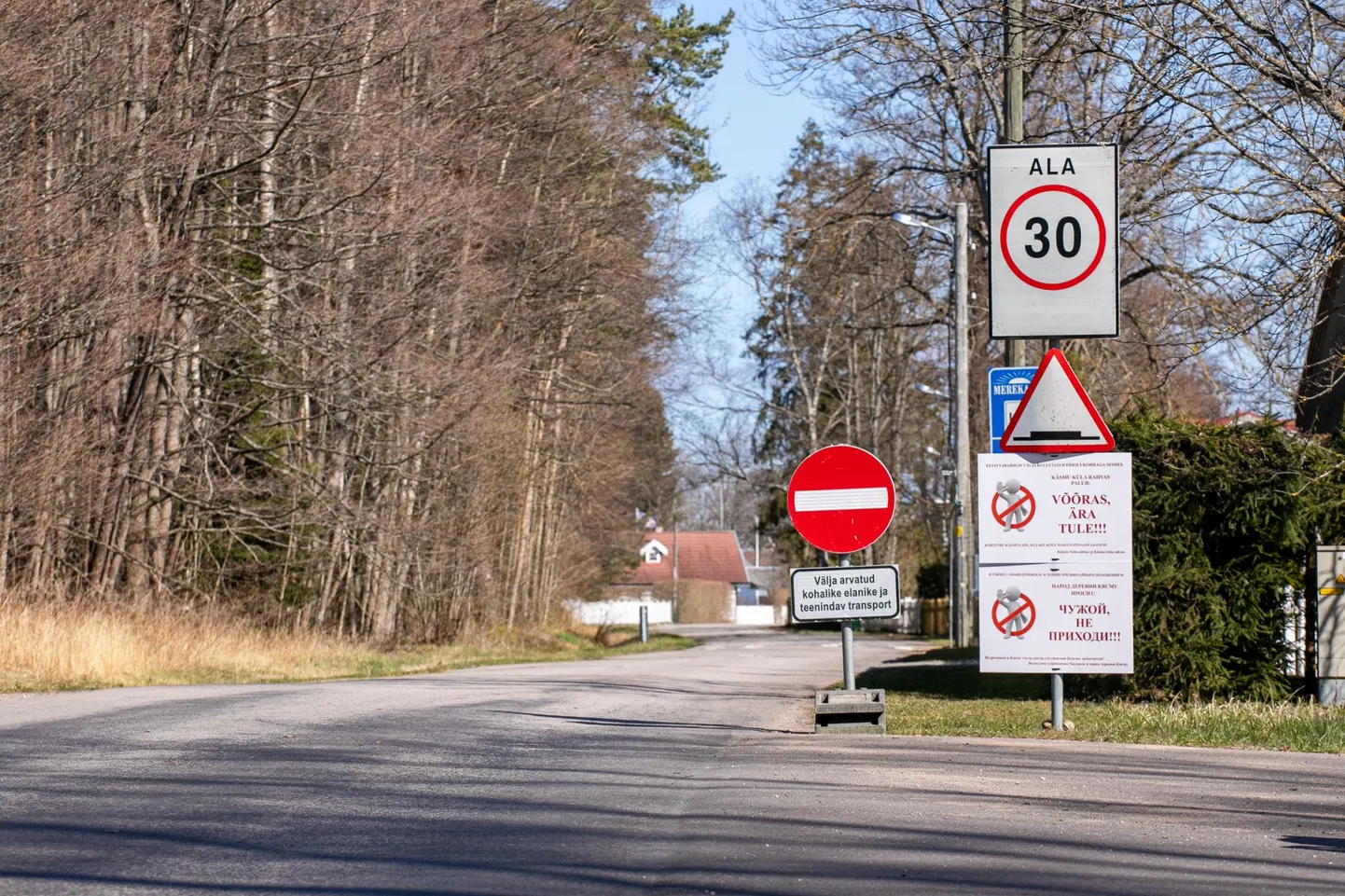 10.04.2020. Käsmu, Lääne-Virumaa. FOTOL: Käsmu, Võõras ära tule, sissesõidukeeld FOTO: Ain Liiva/Virumaa Teataja