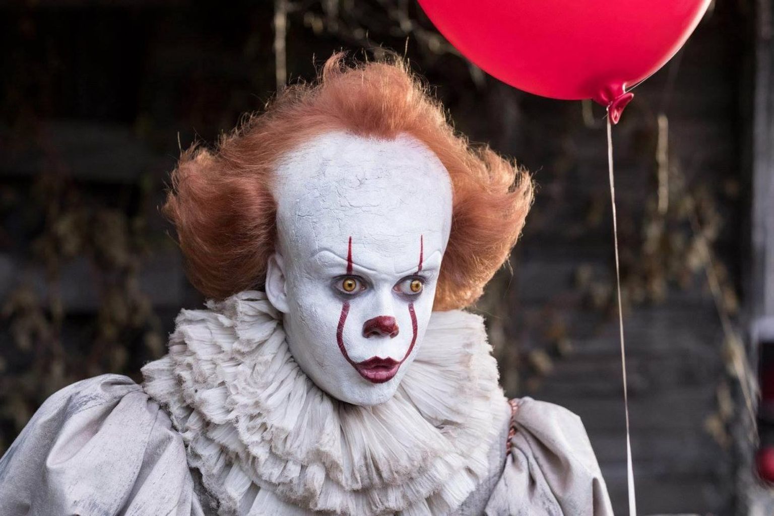 Kloun Pennywise (Bill Skarsgård) filmis «See» (2017)