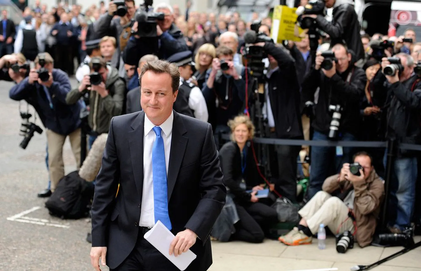 Tooride liider David Cameron eile teel pressikonverentsile, kus ta teatas soovist koos liberaaldemokraatidega riiki valitseda.