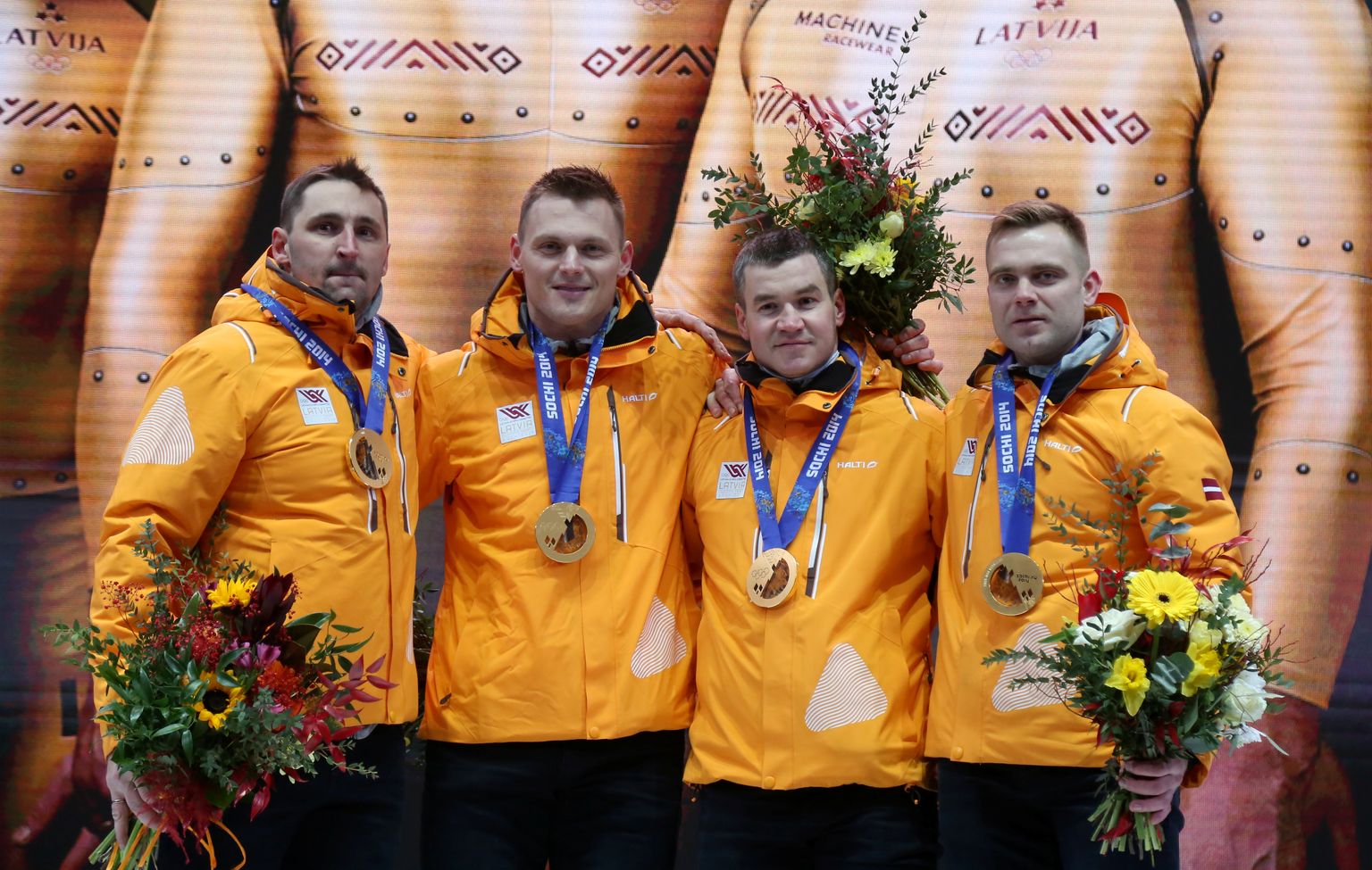 Oskars Melbārdis (no kreisās), Daumants Dreiškens, Arvis Vilkaste un Jānis Strenga ar saņemtajām 2014.gada Soču olimpisko spēļu zelta medaļām