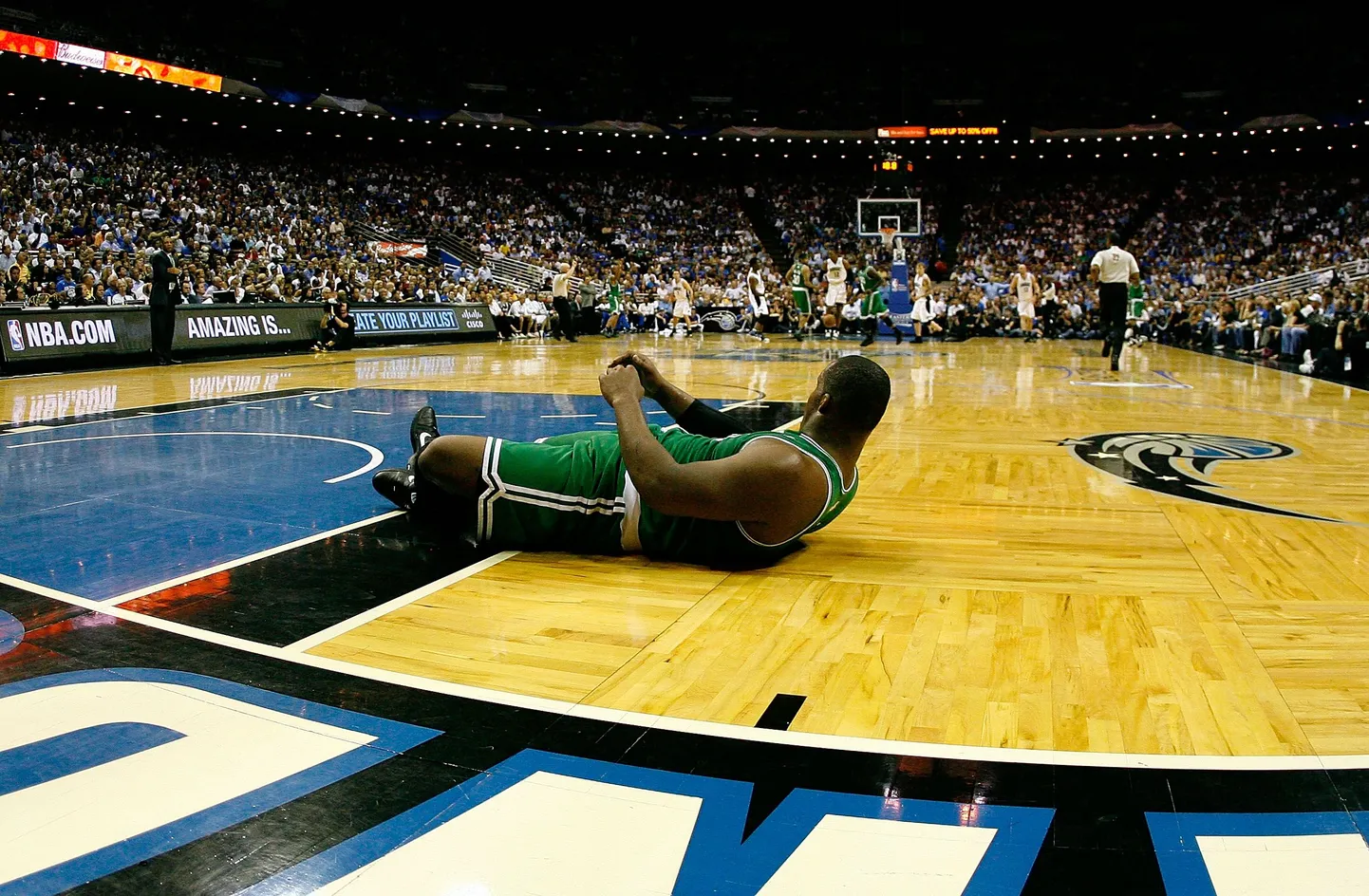 Glen Davis jäi pärast küünarnukihoopi väljakule lamama.