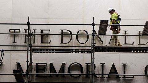 Kohus käskis Kennedy keskuselt Trumpi nime eemaldada