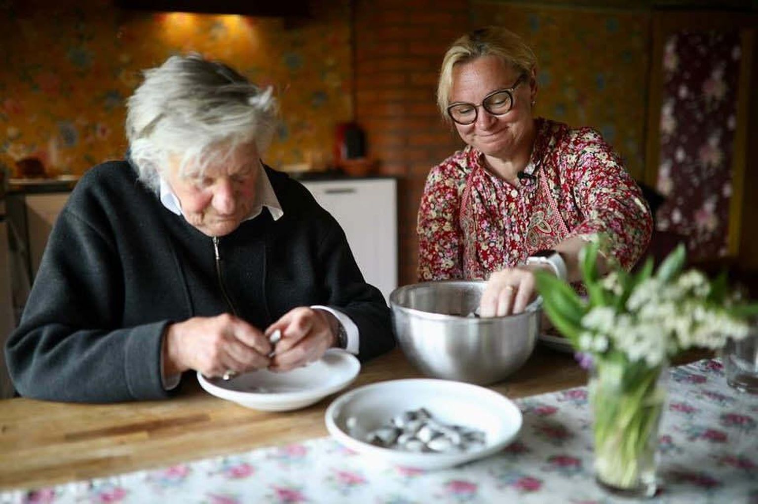 Kihnu pärimuskultuuri tundja Mare Mätas tegi koos 86aastase juutuuberi Monika Fuchsiga räimetoite ja sõidutas vanaprouat saarel mootorrattagagi.