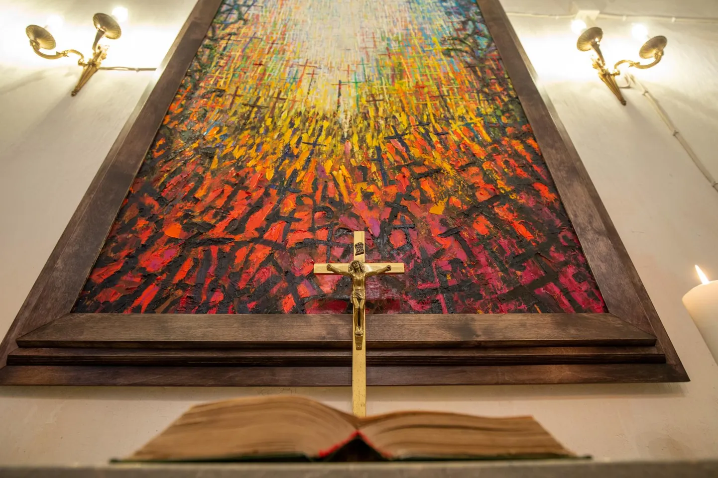 Sangaste kiriku käärkambri altari on kujundanud ja selle kohale maalinud «Taas­tulemise» Martti Ruus.