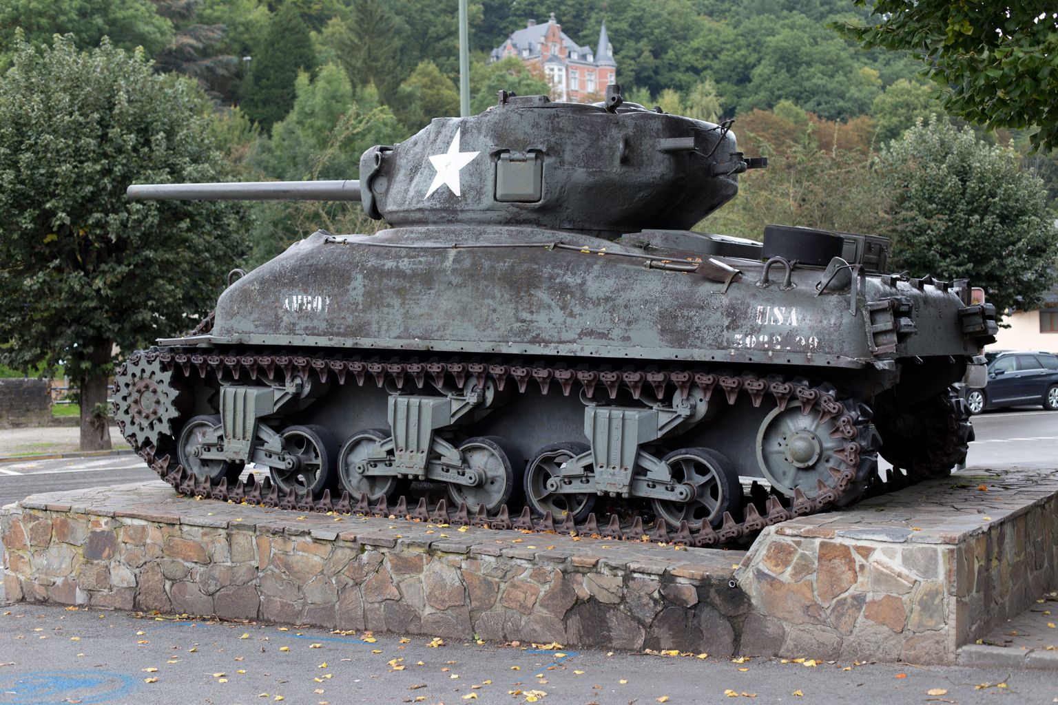 USA tank M4a1 Sherman on jäetud Belgias Teises maailmasõjas USA 2. ja 3. soomusdiviisi hukkunute mälestusmärgiks. Belgia, La Roche.