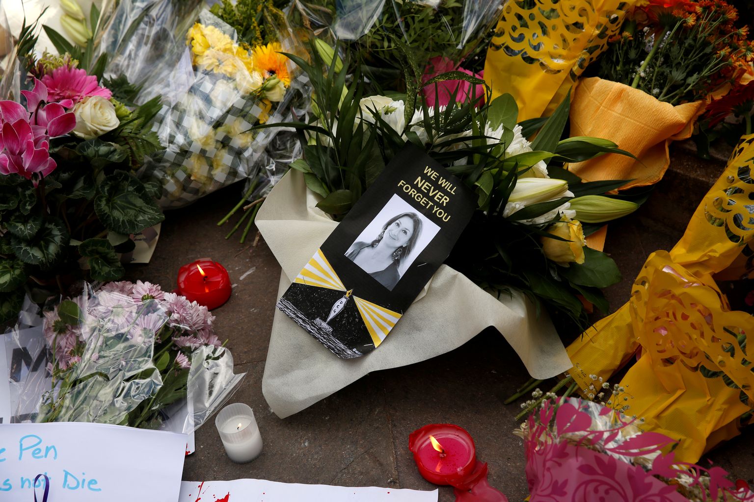 Küünad ja lilled mälestamas mõrvatud ajakirjanikku Daphne Caruana Galiziat Malta pealinnas Vallettas.