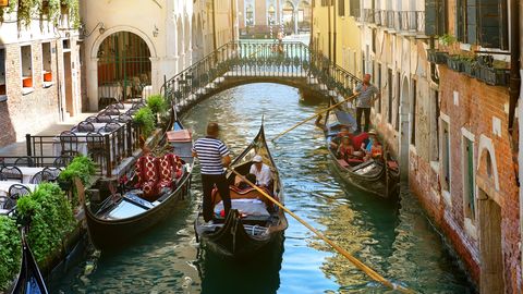 EHMATAV VIDEO ⟩ Hoolimatud turistid pääsesid Veneetsia kanalis uppumissurmast