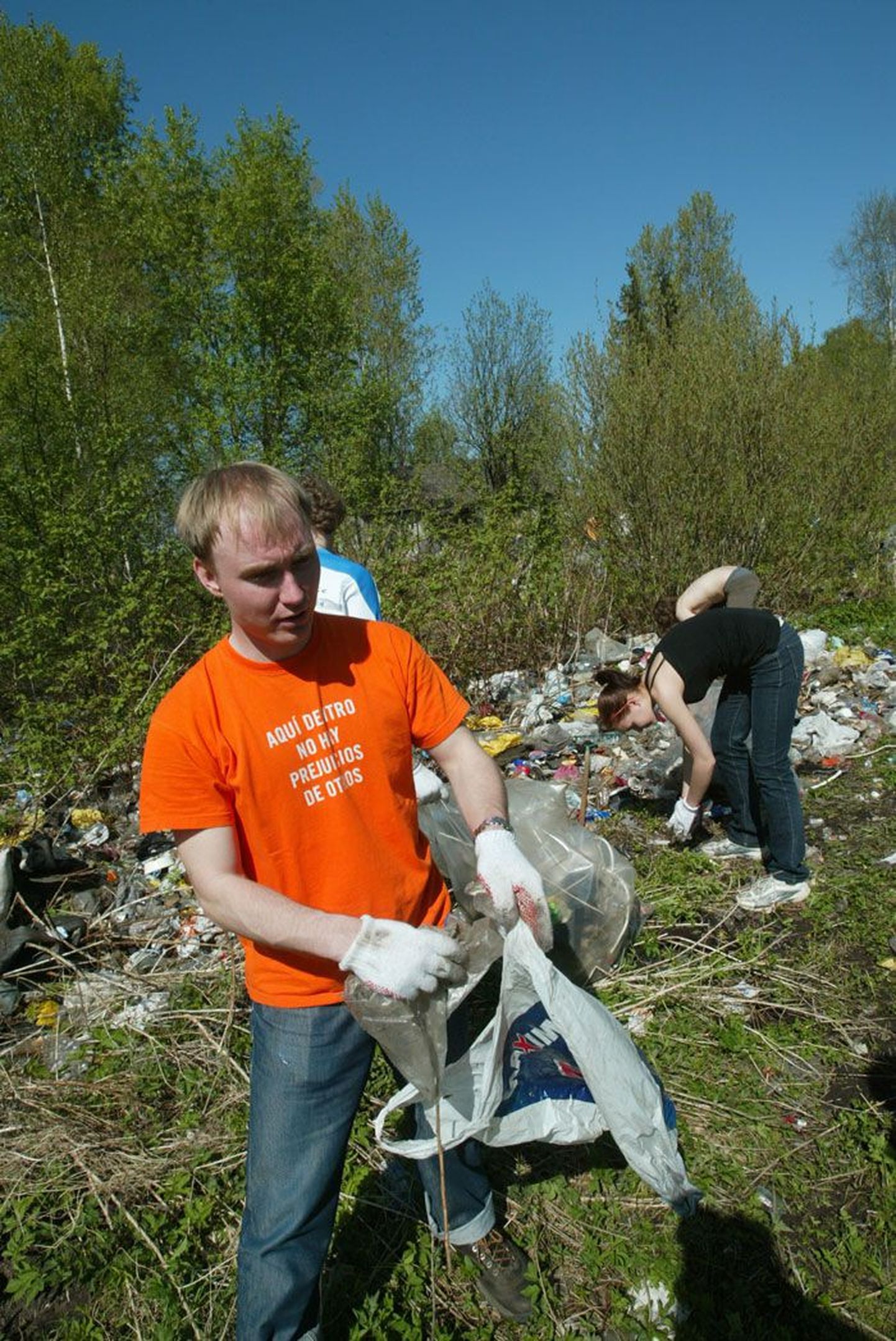2008. aastal osales prügikoristustalgutel ligi 50 000 eestimaalast. Pildil käivad koristustööd Tartu Hiinalinnas.