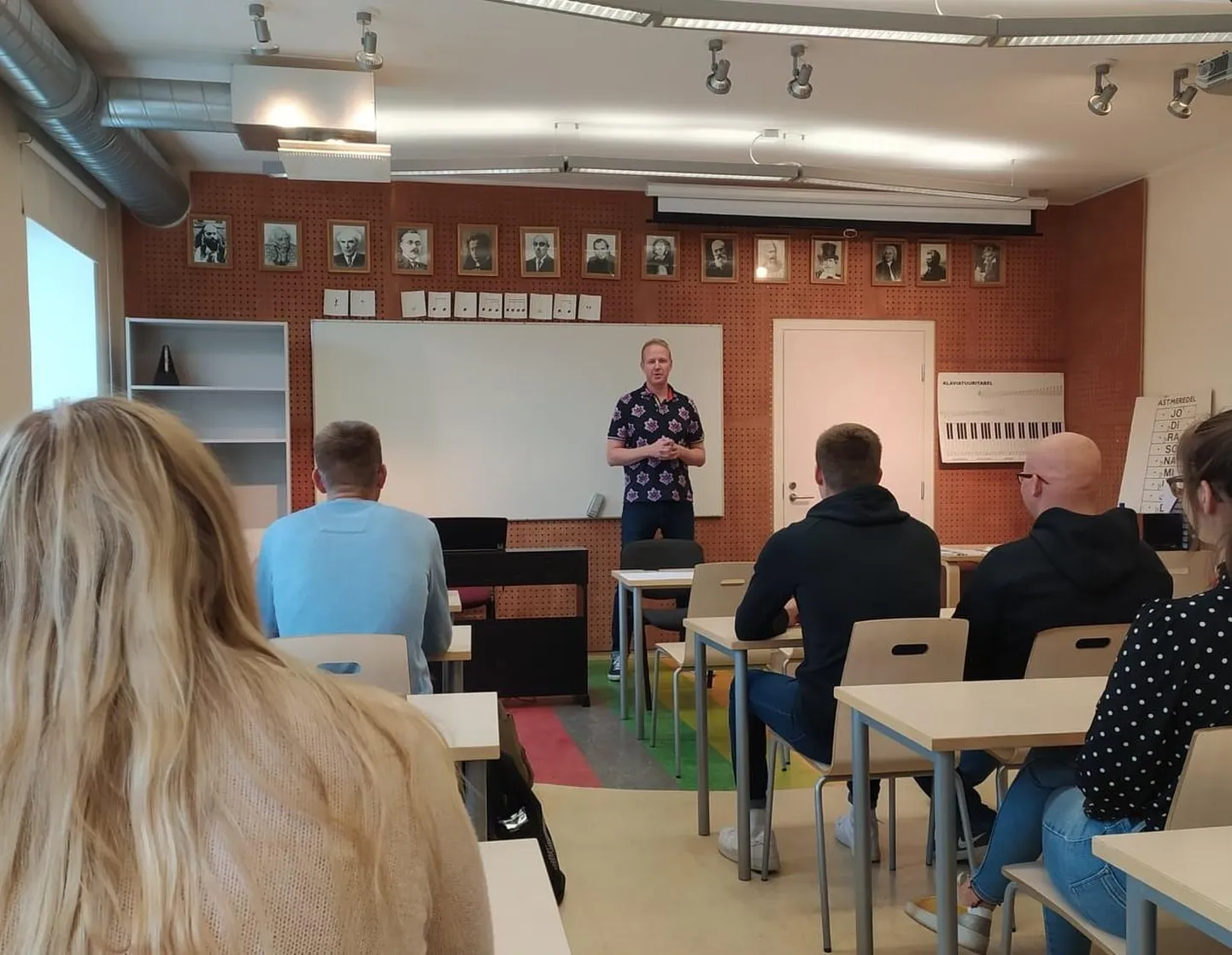 Alates teisipäevast töötab Kadrina keskkoolis muusikaõpetajana Mihkel Mattisen, kes annab tunde vanemale kooliastmele.