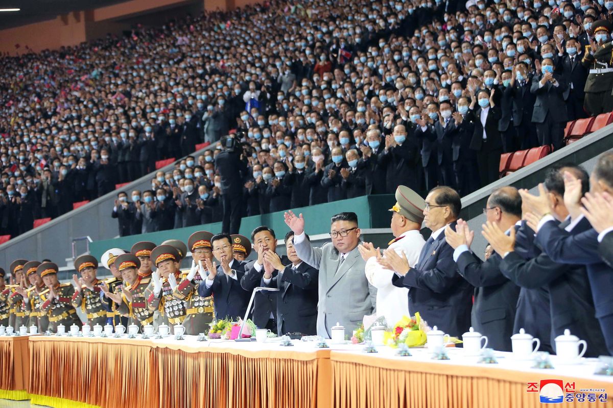 Põhja-Koreas tähistati tänavust Töölispartei asutamise 75. aastapäeva suurte rahvahulkade ees, ent kõigil külalistel olid maskid ees. 