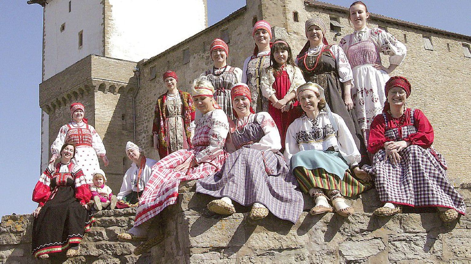 Фольклорный ансамбль Нарвского музея «Супрядки» называет свои выступления спектаклями-концертами: они не просто поют народные песни, но и показывают обряды.