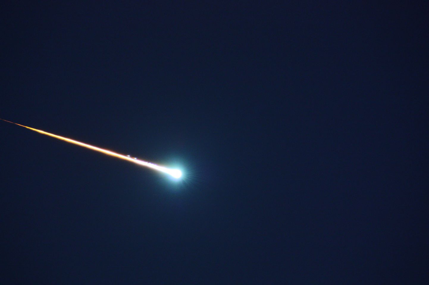 Meteoriidiplahvatus taevas. Pilt on illustreeriv.