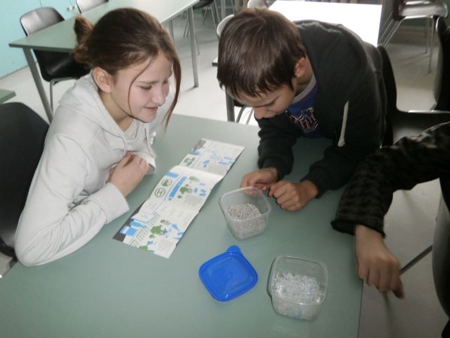 Ala põhikooli keskkonnatunnis käsitleti põhjalikult kolme pakendi – plastpudeli, plekkpurgi ja klaaspudeli – teekonda. Selleks tuli õpilastel lähemalt uurida plastjäätmeidki.