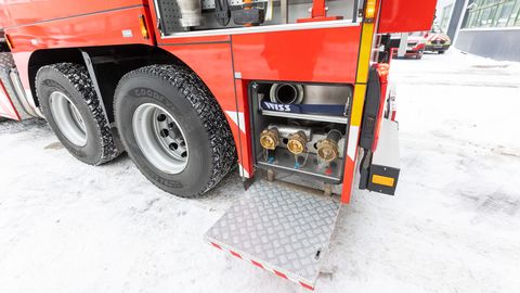 Тартуские пожарные пожертвовали Украине две машины повышенной проходимости