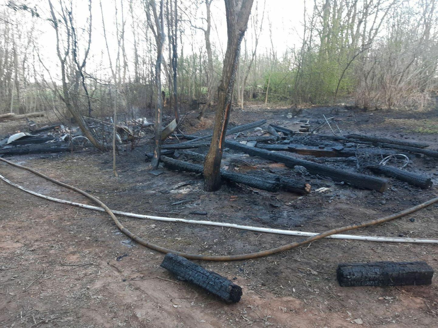 В деревне Ванауссе сгорели дотла две хозяйственные постройки и баня.