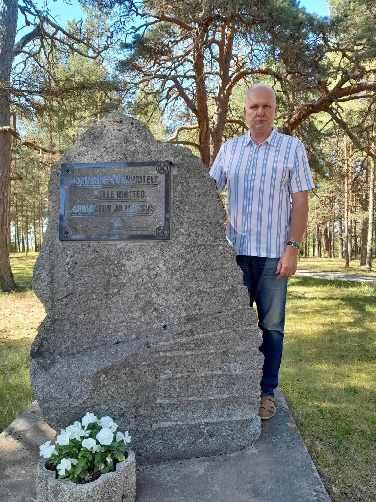 Egon Mets kommunismiohvrite mälestuskivi juures Võsul.