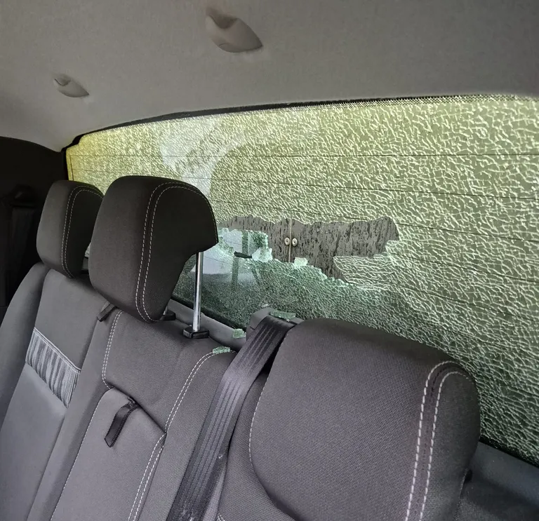 Ajakirjanike Ford Rangeri purunenud tagaaken, mis kauplusest ostetud käepäraste vahenditega parandati.
