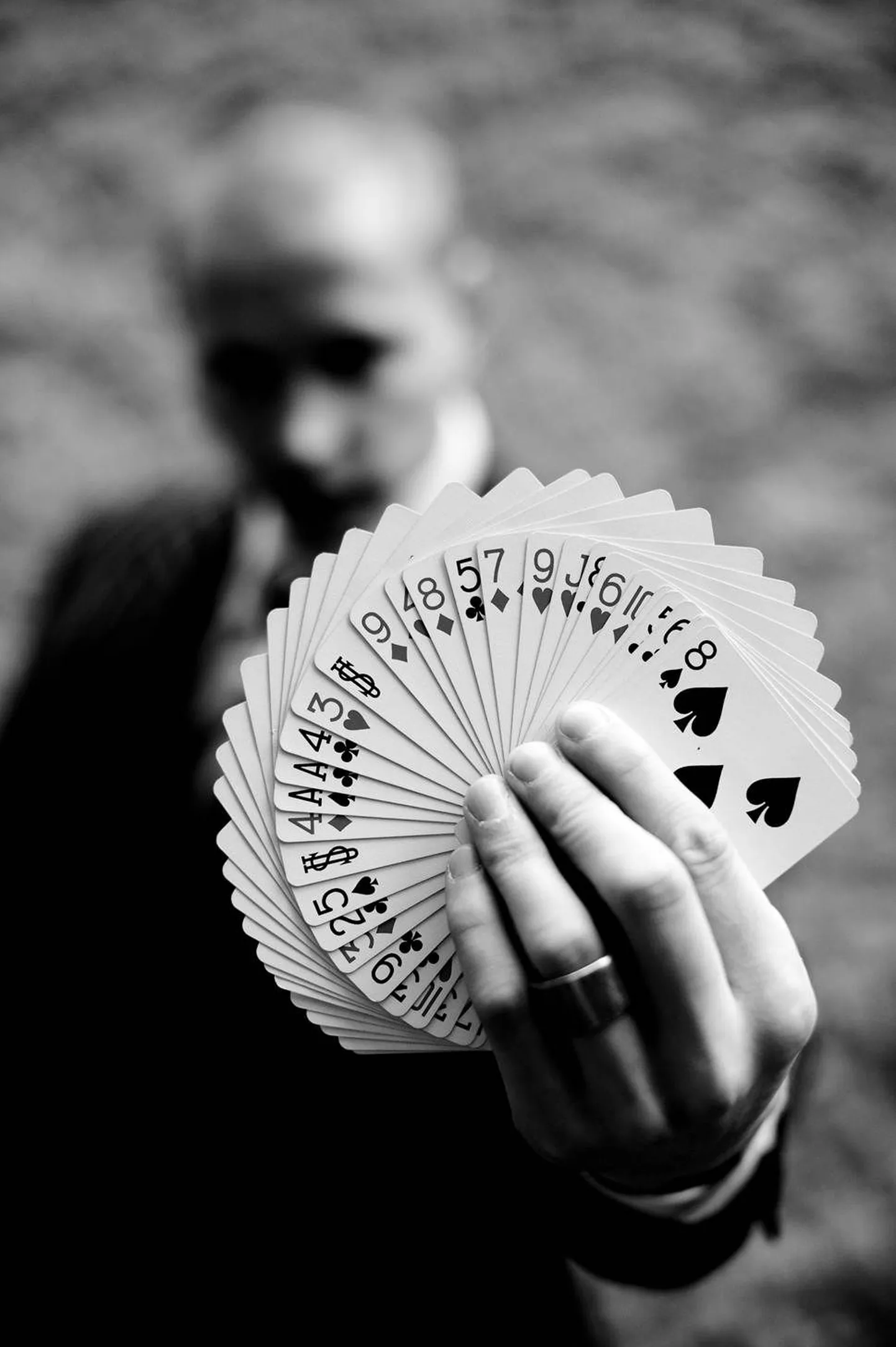 Charlekas mängib Pärnus pokkerit ja näitab kaarditrikke.