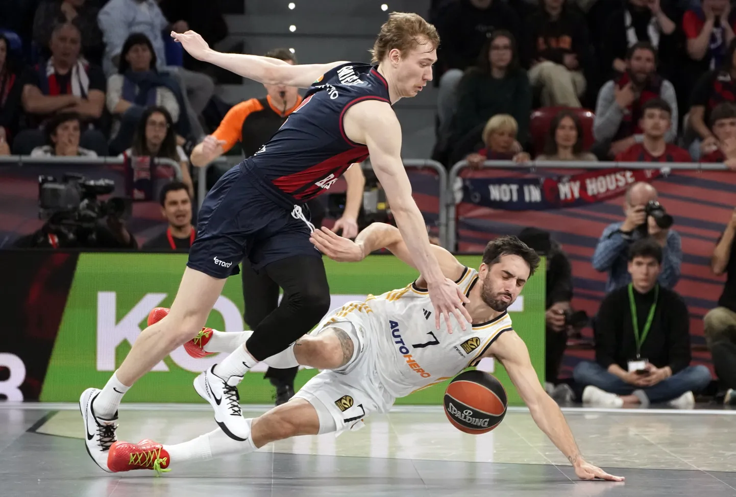 Sander Raieste (palliga) taastub vigastusest ja Baskonia koosseisu ei kuulunud. Foto pärineb maist, kui Baskonia kohtus Madridi Realiga Euroliiga play-off'is.