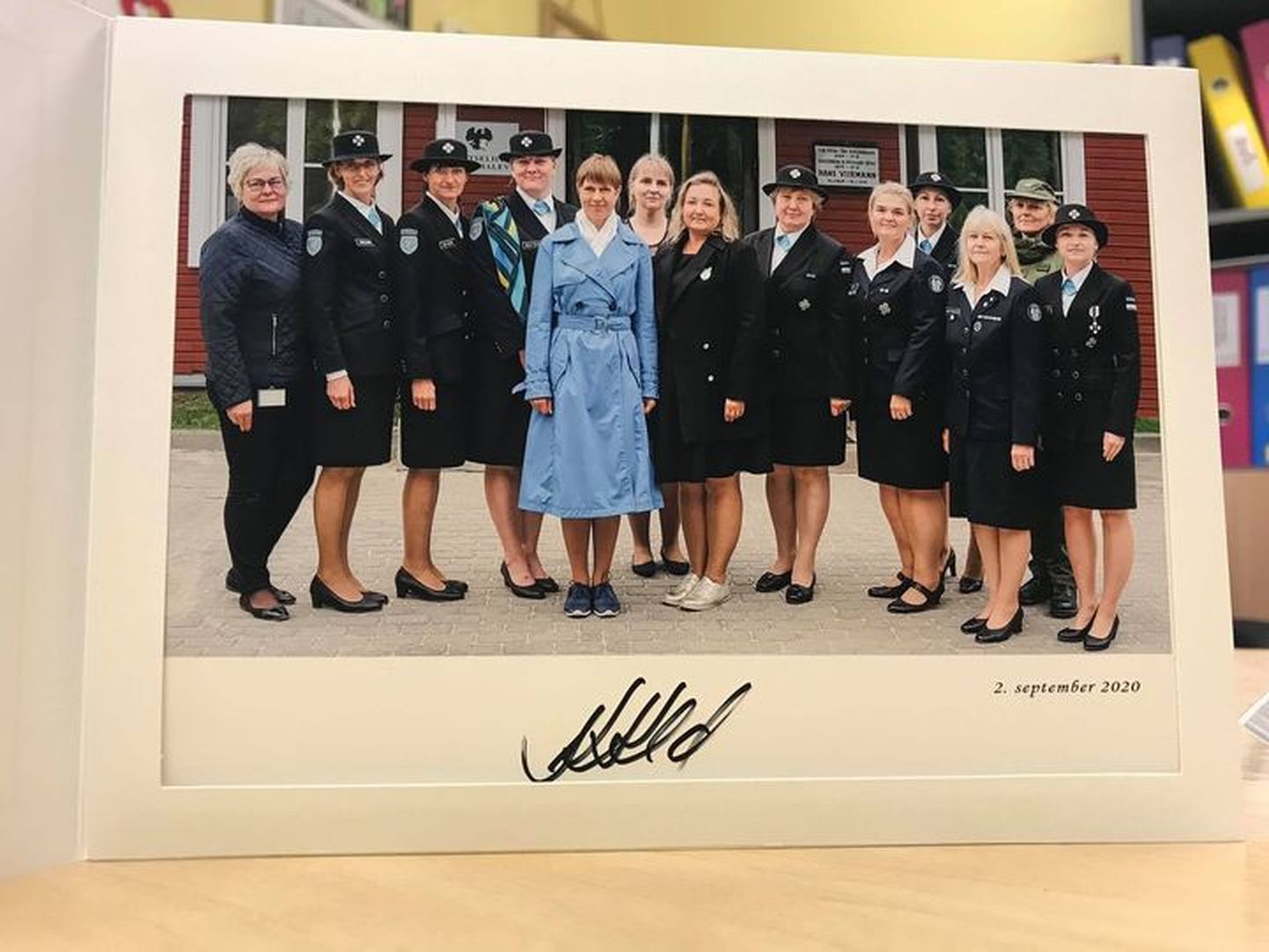 President Kersti Kaljulaid üllatas Järvamaa naiskodukaitsjaid, kui kinkis kuu eest Türil ühispildile jäänud igale naisele kohtumisest kena pildi.