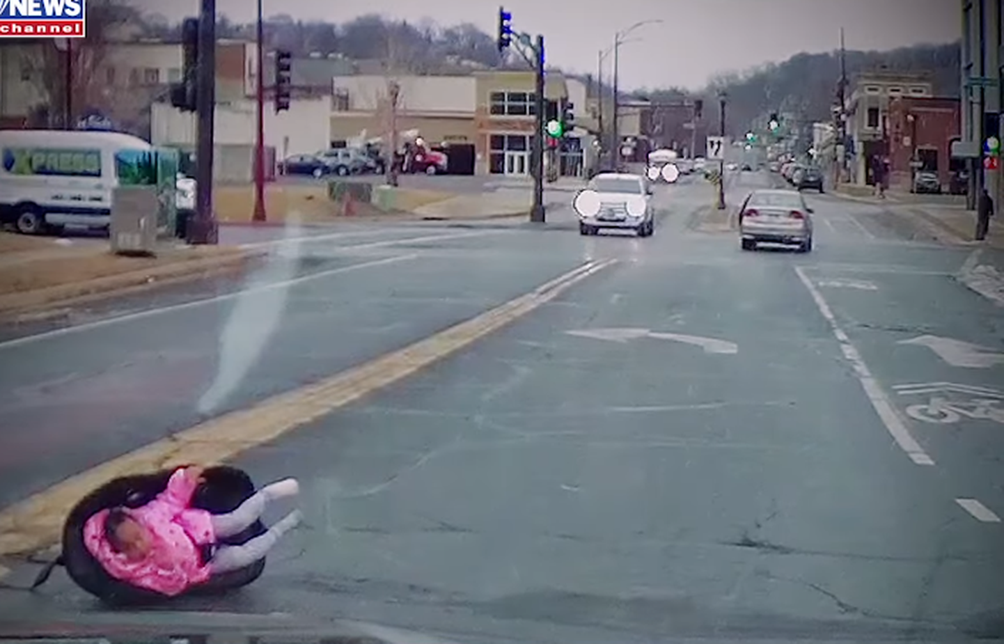 Кадр из видео. Девочка, выпавшая из машины в автокресле.