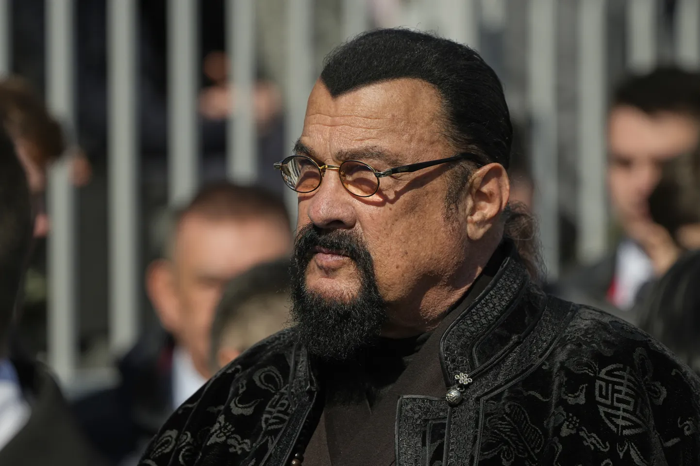 USA näitleja Steven Seagal jäädvustati 9. mail 2025 Venemaal Moskvas sõjaväeparaadi vaatamas