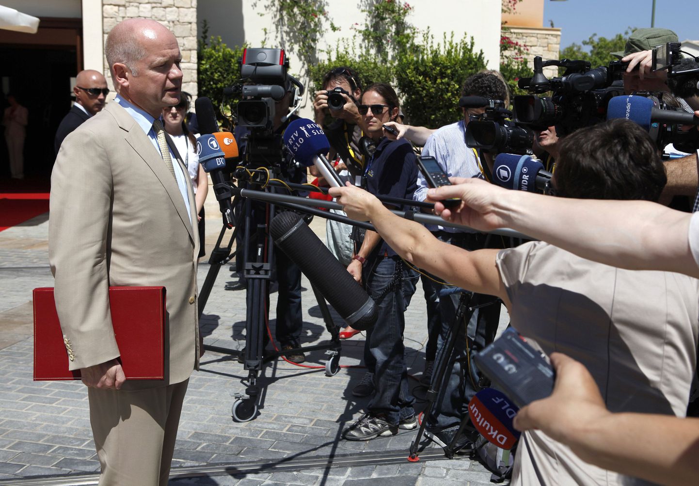 Briti välisminister William Hague ajakirjanike piiramisrõngas Küprosel.