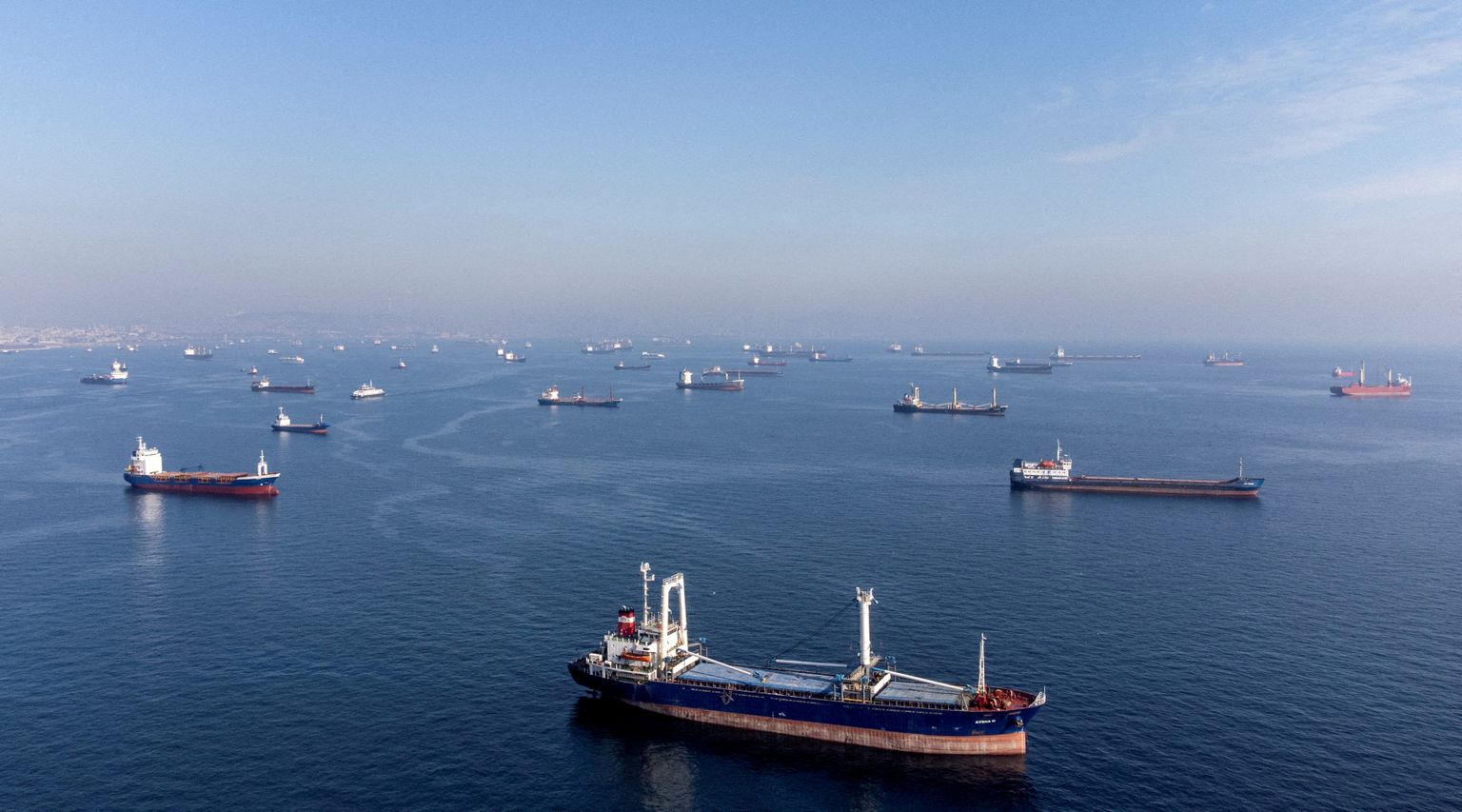 Kaubalaevad, nende hulgas ka Ukraina Musta mere viljaleppes osalevad, ootamas läbipääsu Bosporuse väinast.