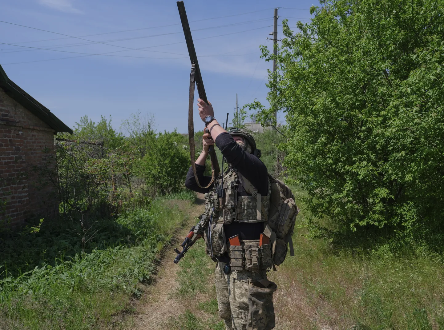 Ukraina sõdur tulistamas alla drooni Donetski oblastis Kostjantõnivka lähistel 7. mail 2025. aastal.