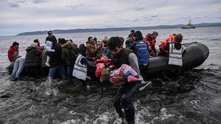 Лодка с просителями убежища прибывает на греческий остров Лесбос