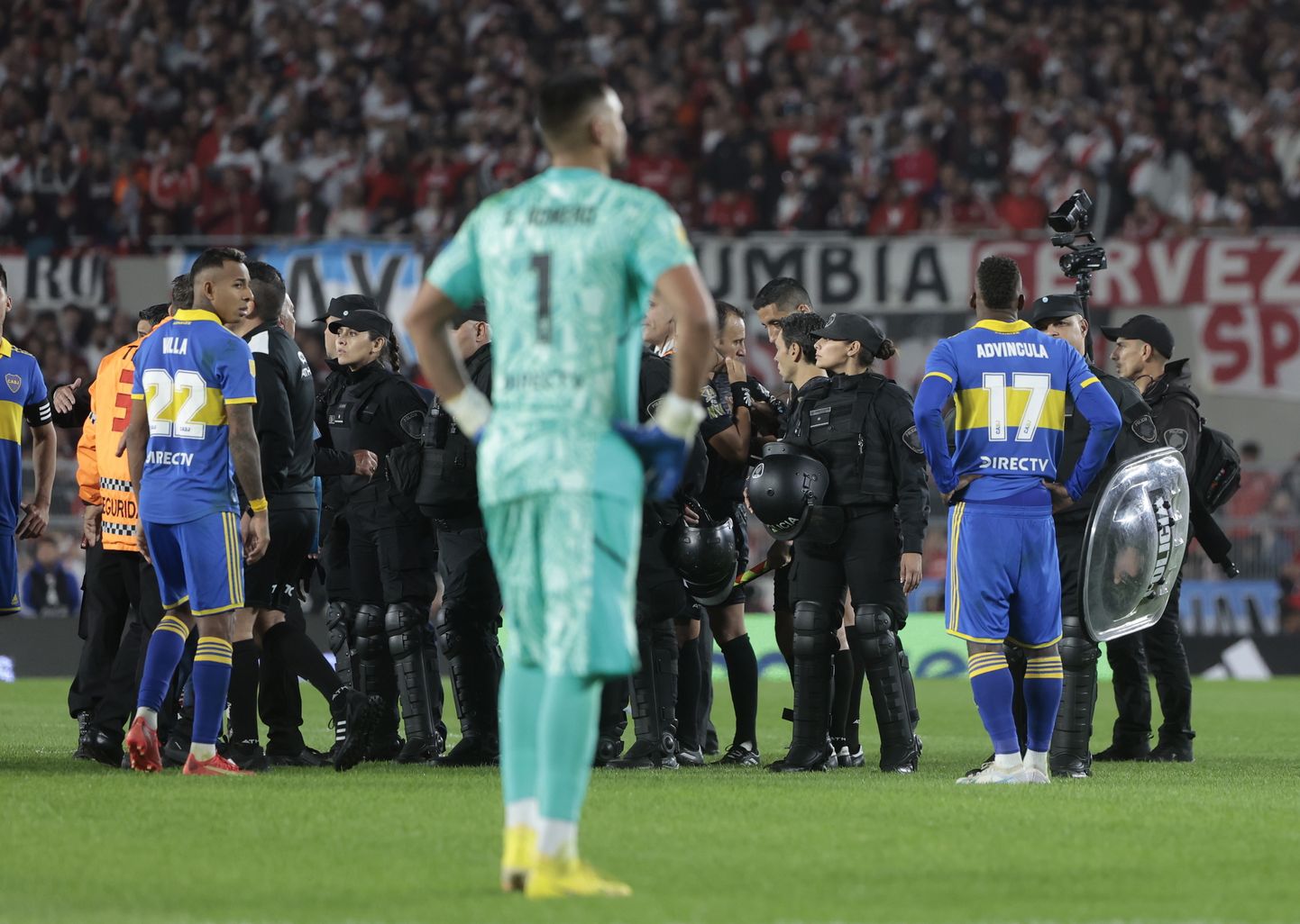 Argentina klubide River Plate'i ja Boca Juniorsi mängu lõpus tuli väljakul toimunud rüselusse sekkuda ka märulipolitseil.