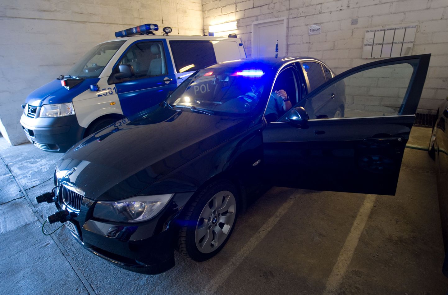 Одна из полицейских машин гражданской окраски