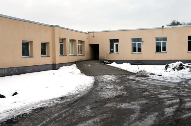 Внешний вид пристройки дома попечения не заслуживает похвалы, его выдает и плачевное состояние внутренних помещений здания.