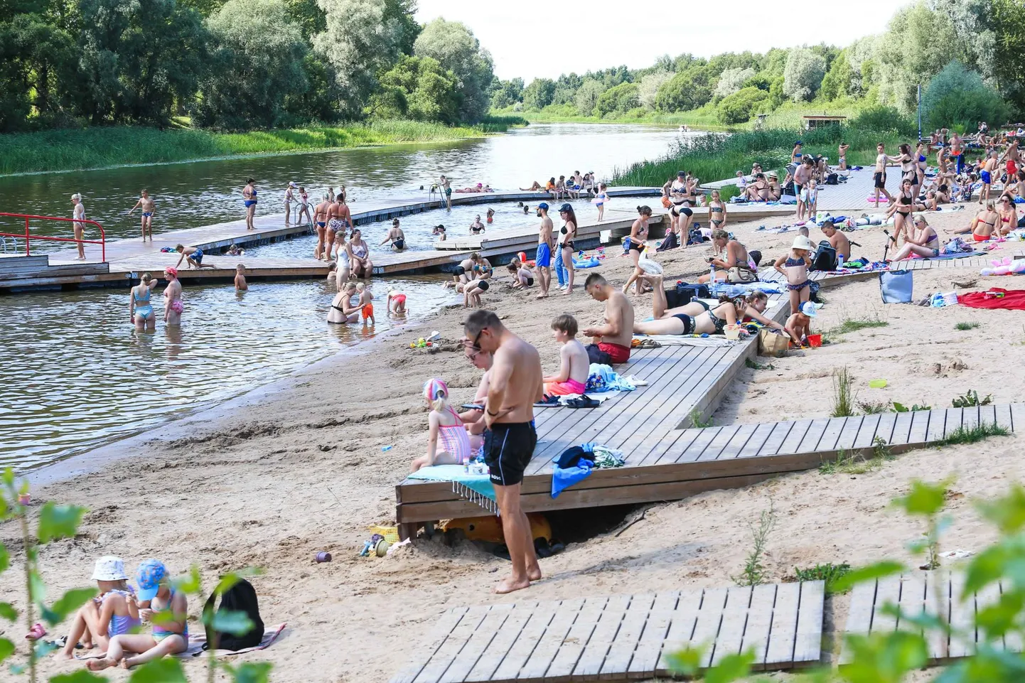 Emajõe linnaujulas näitas termomeeter eile pärastlõunal 27 soojakraadi, vesi oli 23 kraadi. Ja nagu pildilt näha, oskasid tartlased ilusast rannailmast lugu pidada.