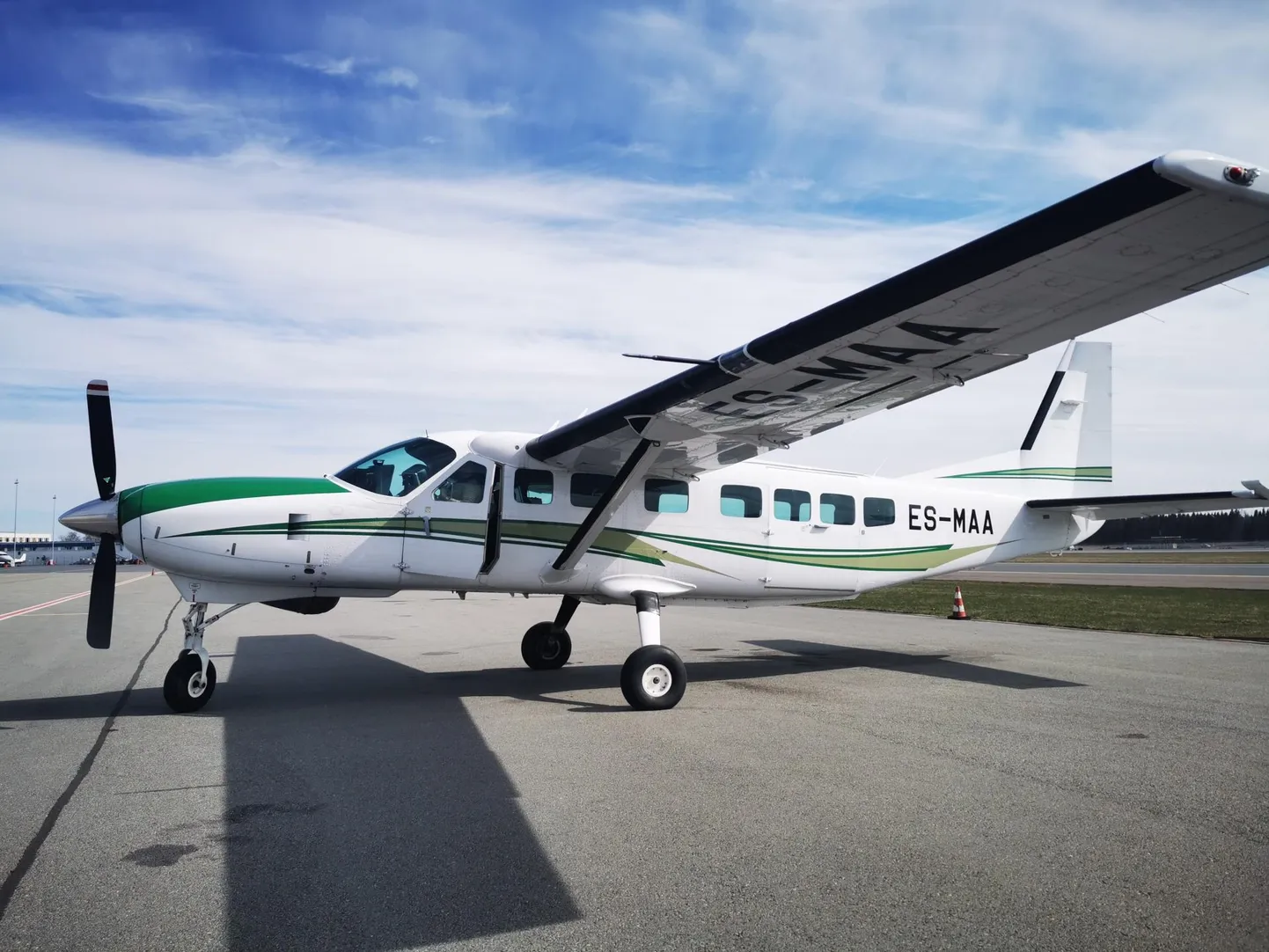 Самолет Cessna Caravan 208B Земельного департамента на взлетно-посадочной полосе.