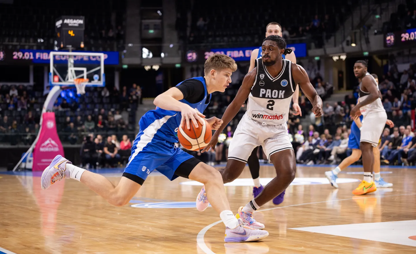 19-aastane Stefan Vaaks (palliga) viskas Thessaloniki PAOKi vastu võõrsil 28 punkti! Pildil püüab teda takistada Cedric Henderson.